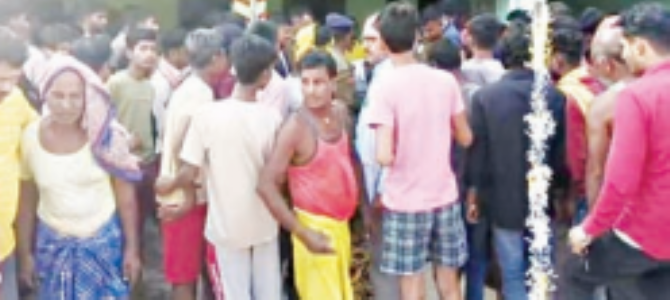 शाैचालय की टंकी में एक ही परिवार के 10 लाेग गिरे : 3 की माैत